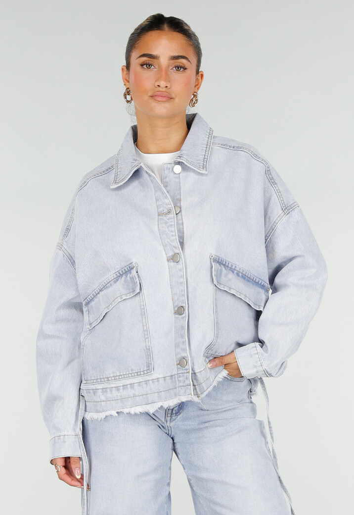 Lichtblauwe Denim Jas met Klepzakken, Drukknoopsluiting en Trekkoorden