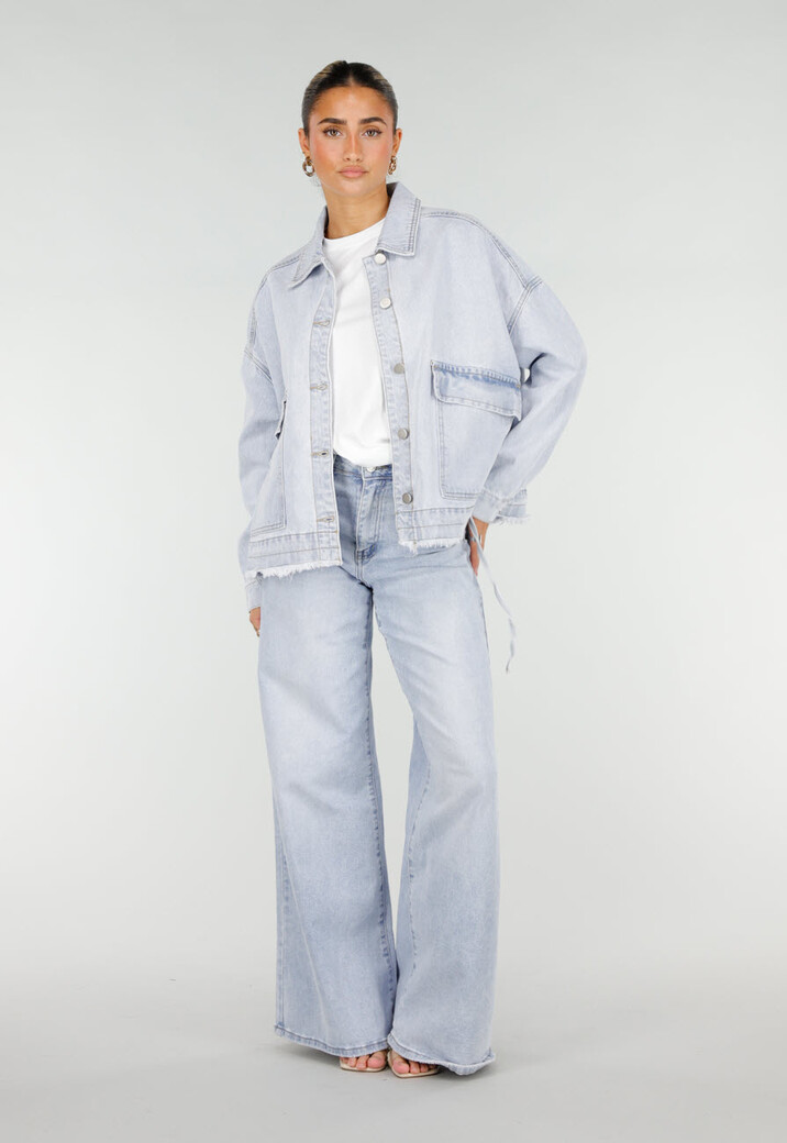 Lichtblauwe Denim Jas met Klepzakken, Drukknoopsluiting en Trekkoorden