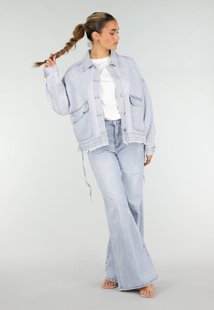 Lichtblauwe Denim Jas met Klepzakken, Drukknoopsluiting en Trekkoorden