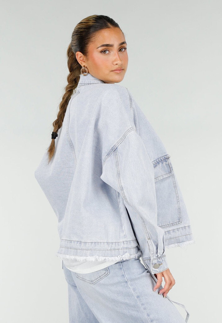 Lichtblauwe Denim Jas met Klepzakken, Drukknoopsluiting en Trekkoorden