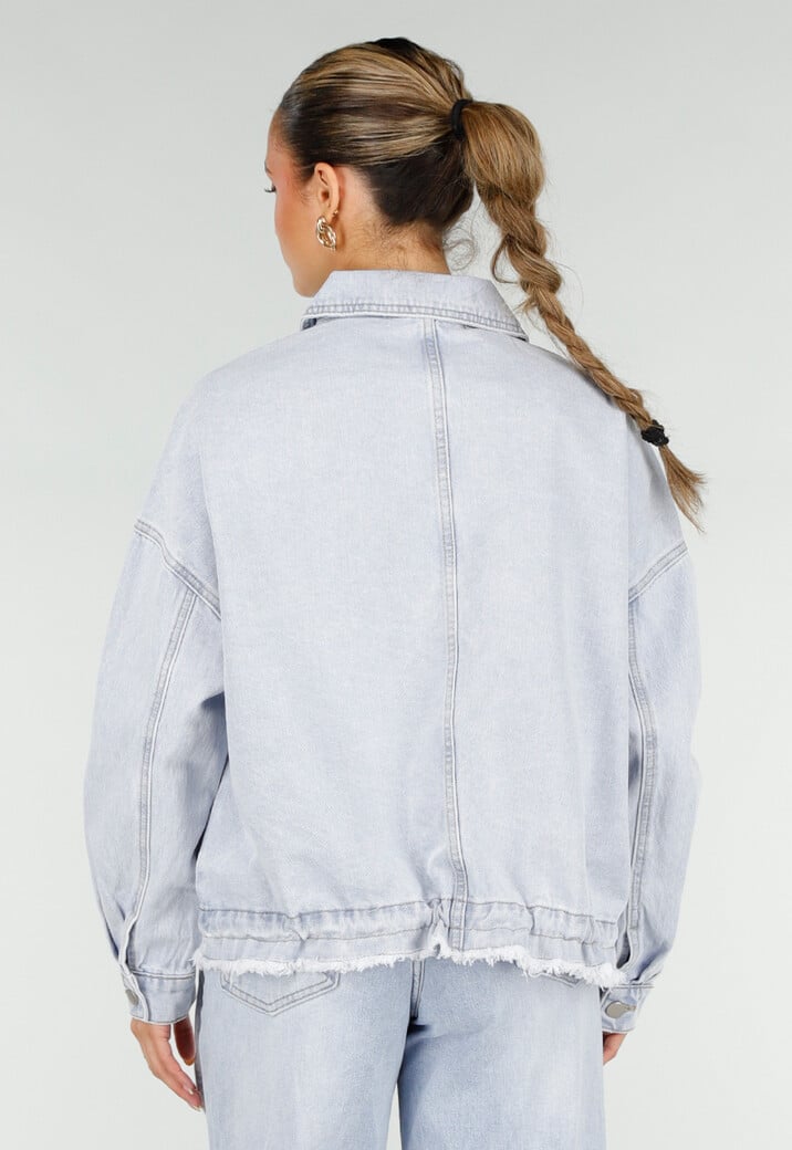 Lichtblauwe Denim Jas met Klepzakken en Trekkoorden