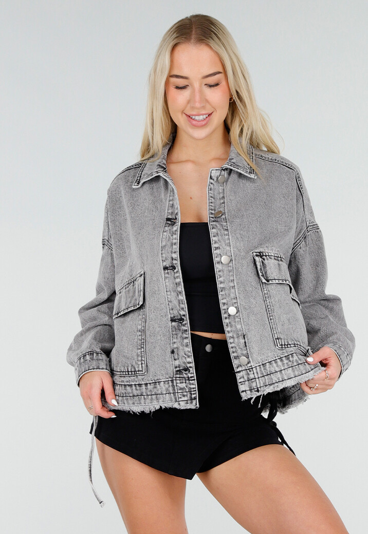 Grijze Denim Jas met Klepzakken, Trekkoord en Drukknoopsluiting