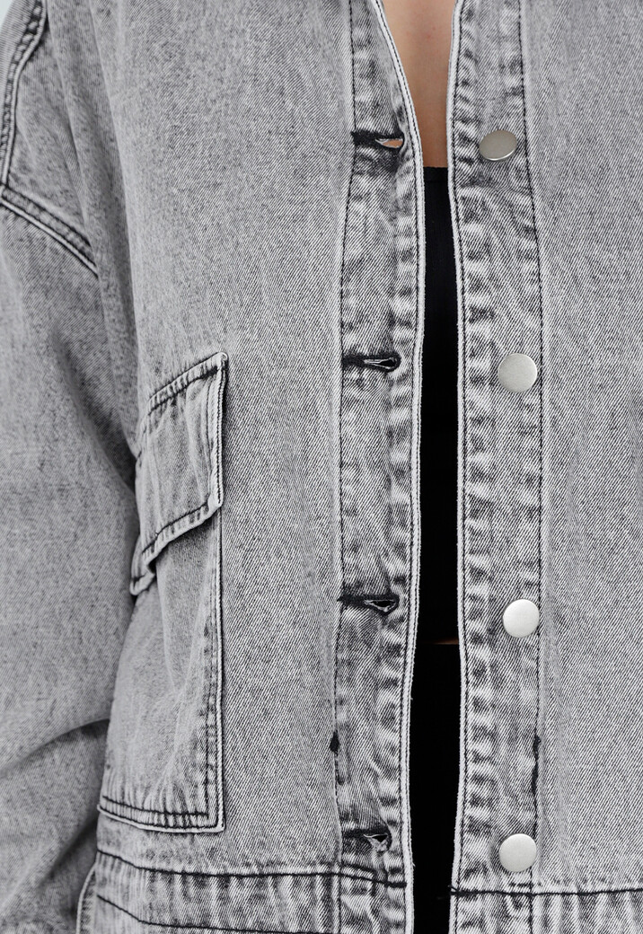 Grijze Denim Jas met Klepzakken, Trekkoord en Drukknoopsluiting