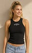 Zwarte Rib High Neck Top met Blauwe Tekst en Aansluitende Pasvorm