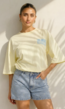 Lichtgeel Oversized T-shirt met Blauwe Tekst en Korte Mouwen
