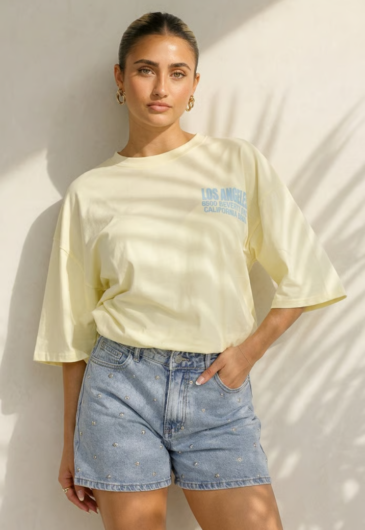 Lichtgeel Oversized T-shirt met Blauwe Tekst en Korte Mouwen