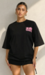 Zwart Oversized T-shirt met Roze Tekst en Korte Mouwen