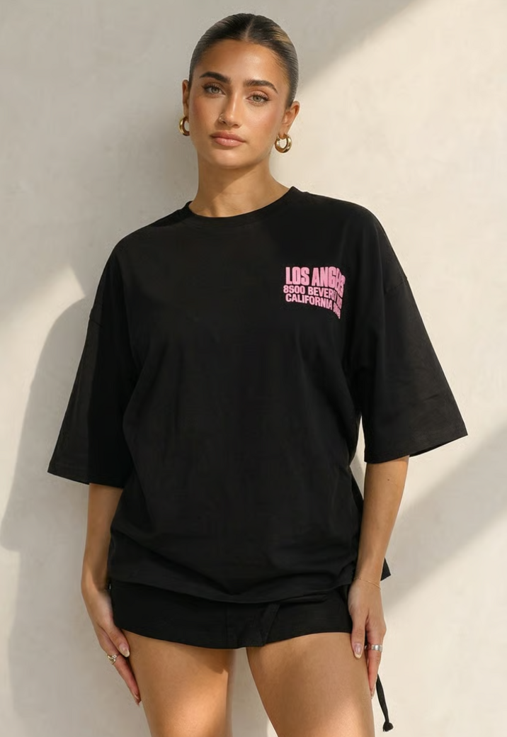 Zwart Oversized T-shirt met Roze Tekst en Korte Mouwen