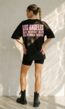 Zwart Oversized T-shirt met Roze Tekst en Korte Mouwen