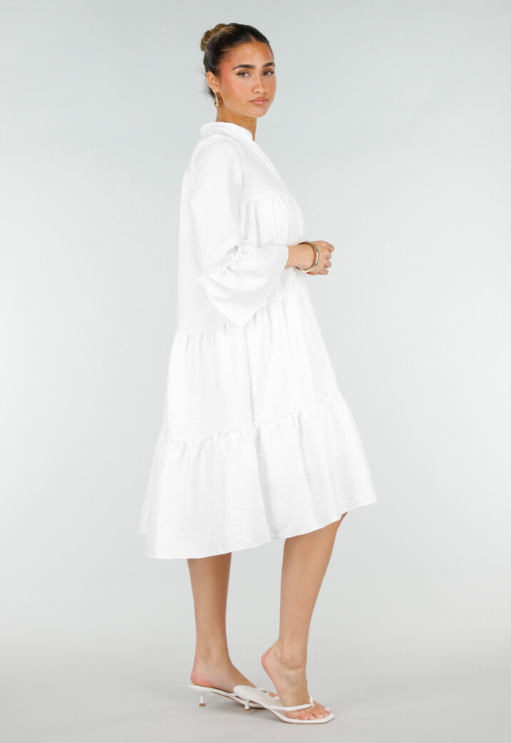 Witte Midi Jurk met V-hals en Ruffle Details