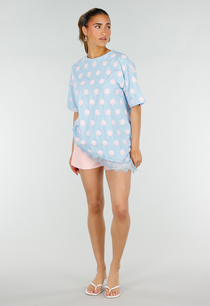 Lichtblauw T-Shirt met Roze Stippen en Kant
