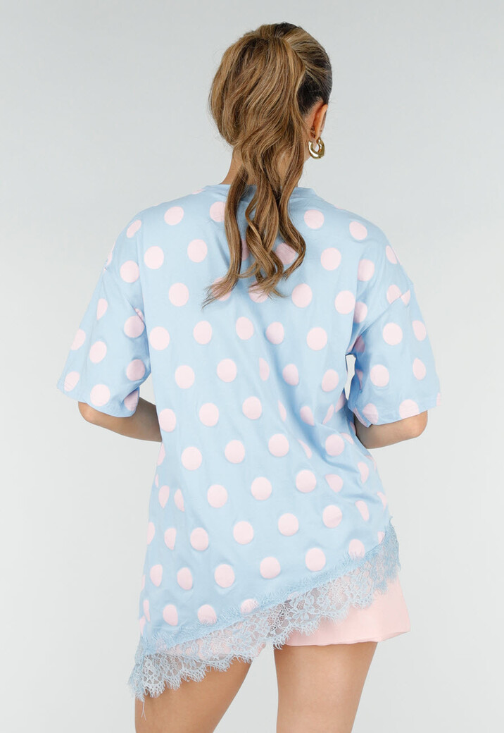 Lichtblauw T-Shirt met Roze Stippen en Kant