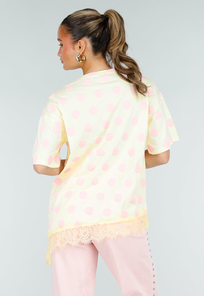 Lichtgeel T-Shirt met Roze Stippen en Kant