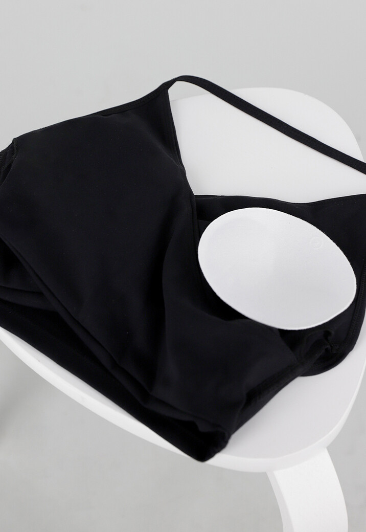 Zwarte Stretch Crop Top met Halterbandjes en Push Up Pads