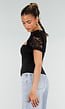 Zwarte Top met Kant Details en Korte Mouwen