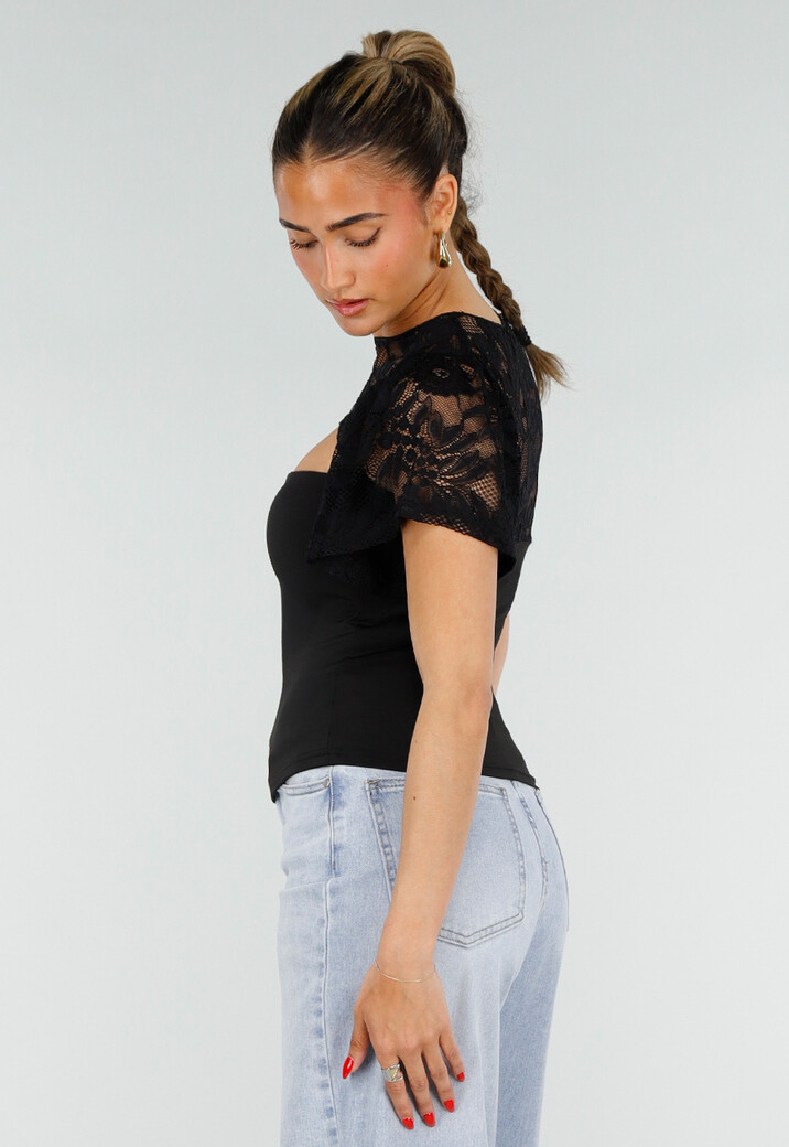 Zwarte Top met Kant Details en Korte Mouwen