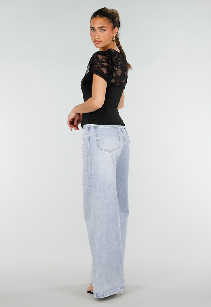 Zwarte Top met Kant Details en Korte Mouwen