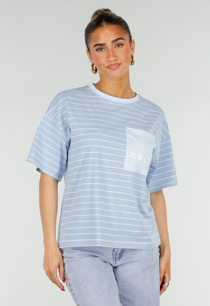 Lichtblauw Gestreept T-shirt met Witte Borstzak en Tekstprint