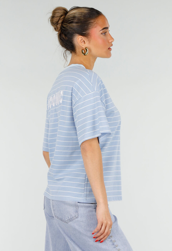 Lichtblauw Gestreept T-shirt met Witte Borstzak en Tekstprint
