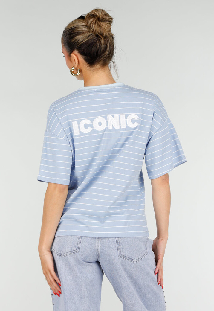 Lichtblauw Gestreept T-shirt met Witte Borstzak en Tekstprint