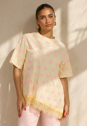 Butter Yellow T-Shirt met Roze Stippen