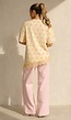 Lichtgeel T-Shirt met Roze Stippen en Kant