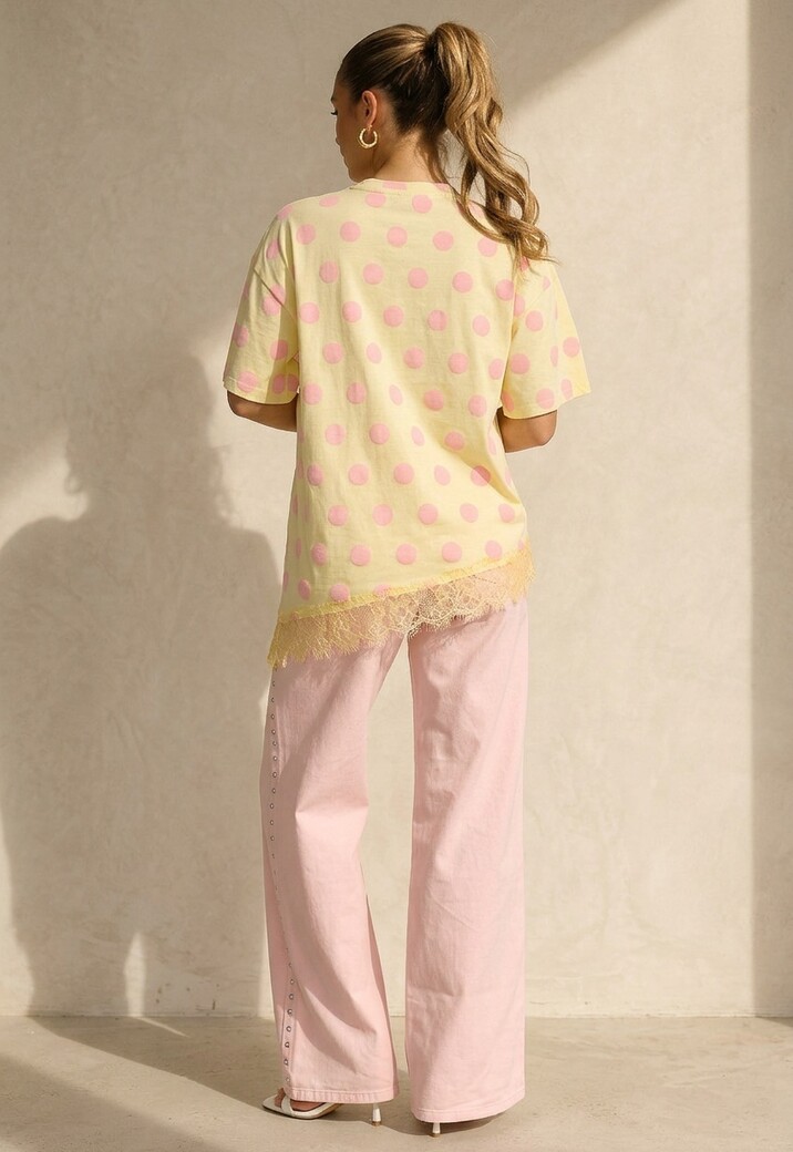 Lichtgeel T-Shirt met Roze Stippen en Kant