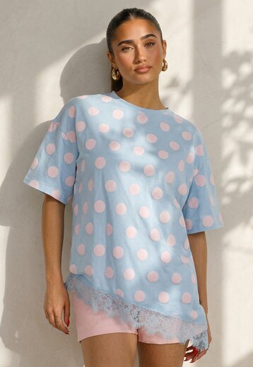 Lichtblauw T-Shirt met Roze Stippen