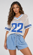 Witte Gebreide Football Top met Blauwe Strepen en Nummer Print