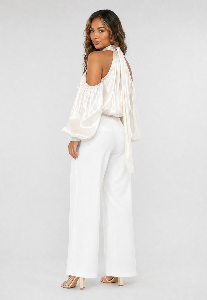 Gebroken Witte Satijnen Cold Shoulder Top met Sjaalkraag