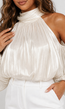 Gebroken Witte Satijnen Cold Shoulder Top met Sjaalkraag