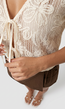 Crème Crochet Top met Bloempatroon en Striksluiting