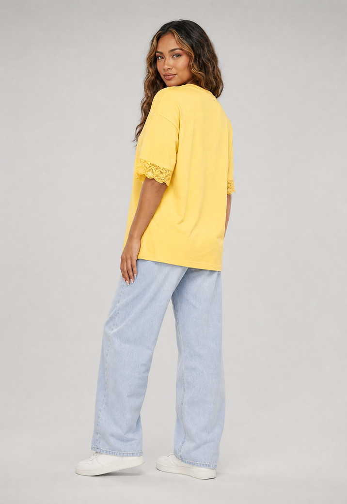 Geel Oversized T-Shirt met Kantmouwen en Borduring
