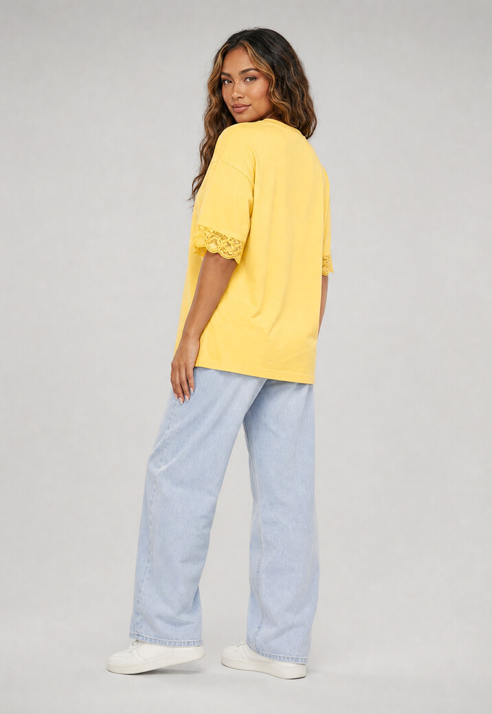 Geel Oversized T-Shirt met Kantmouwen en Borduring