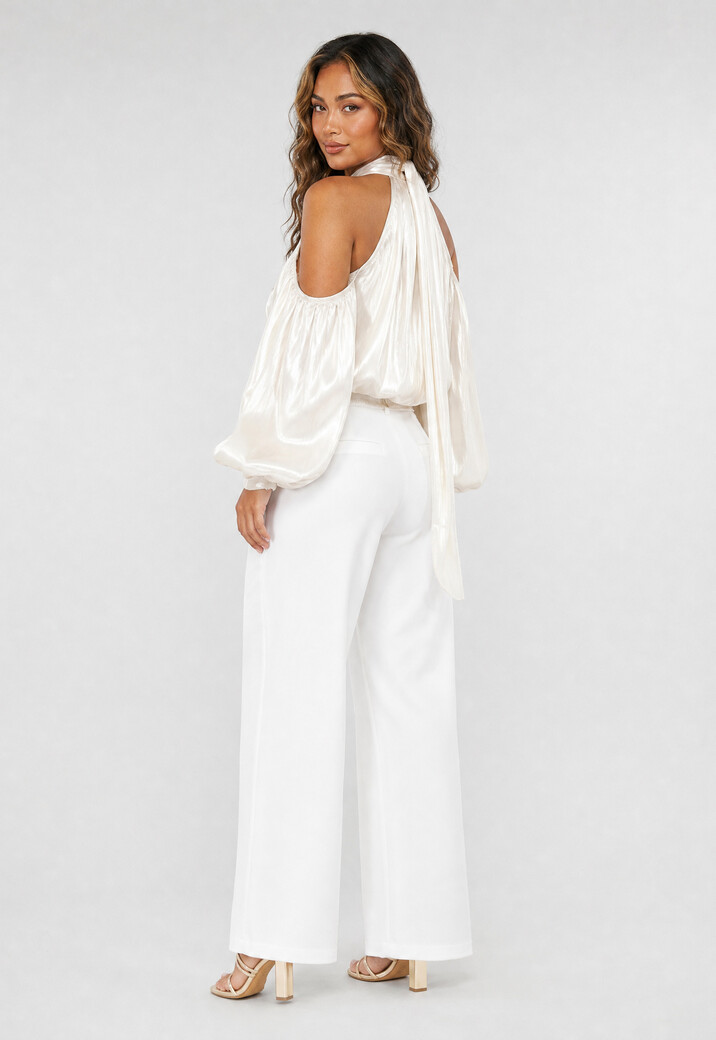 Gebroken Witte Satijnen Cold Shoulder Top met Sjaalkraag