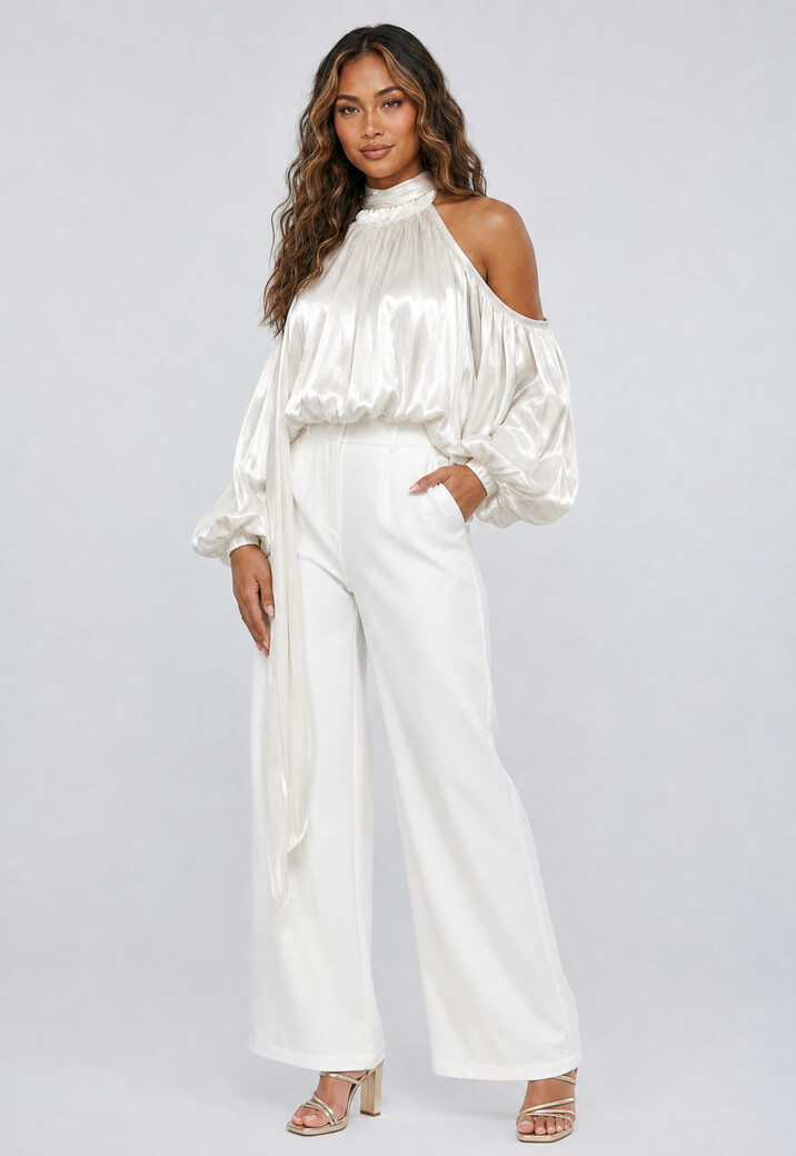 Gebroken Witte Satijnen Cold Shoulder Top met Sjaalkraag