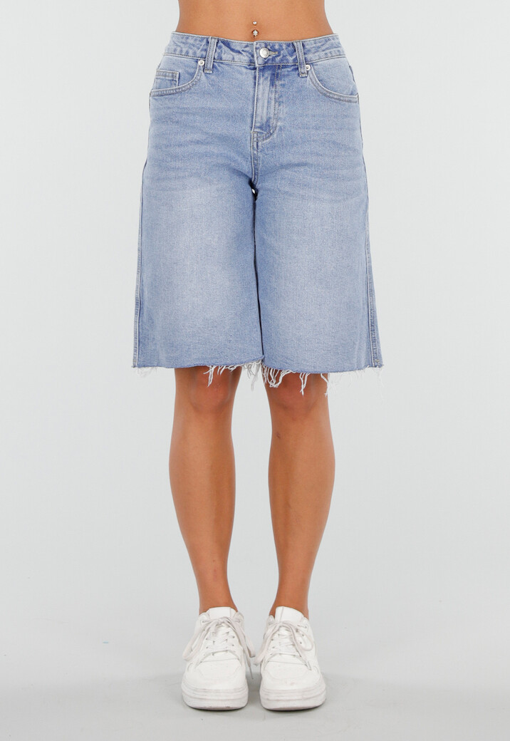 Lichtblauwe Denim Bermuda Short met Ruwe Zoom