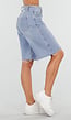 Lichtblauwe Denim Bermuda Short met Ruwe Zoom