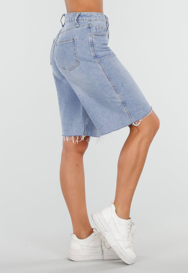 Lichtblauwe Denim Bermuda Short met Ruwe Zoom