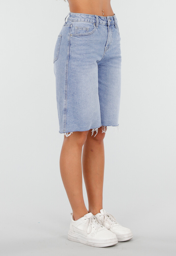 Lichtblauwe Denim Bermuda Short met Ruwe Zoom
