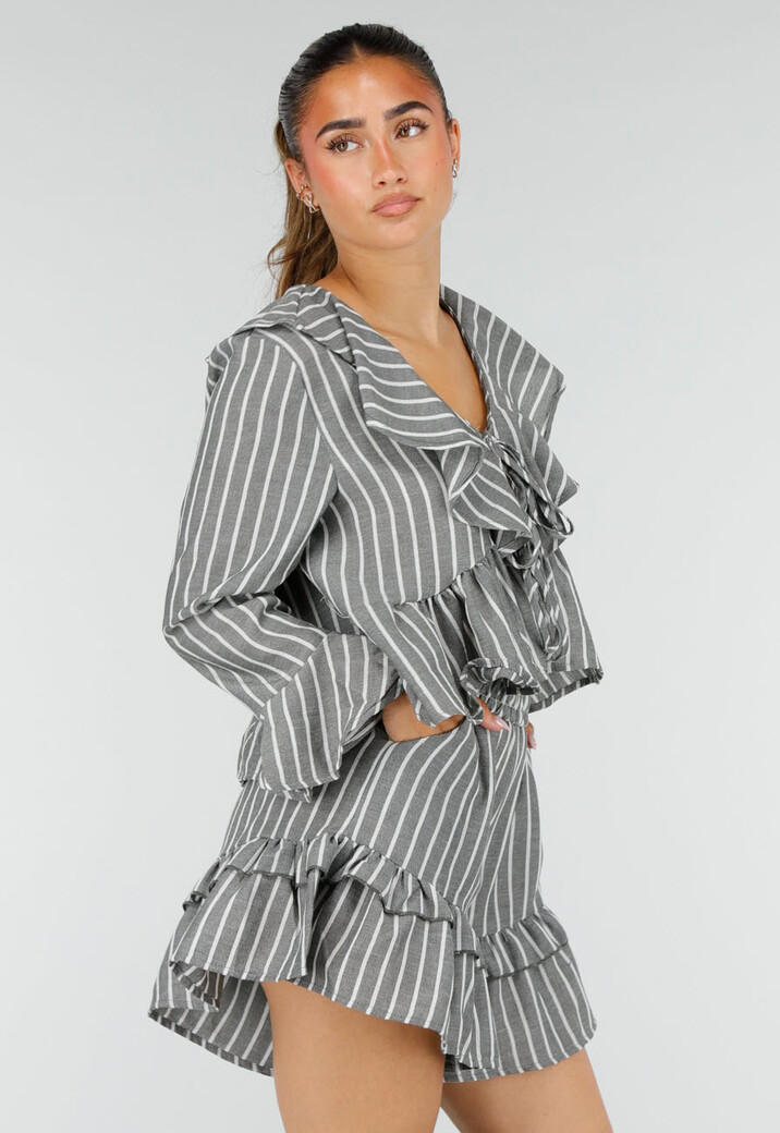 Grijze Gestreepte Two Piece Set met Blouse en Rucheshort