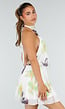 Witte Halter Mini Jurk met Bloemenprint en Open Rug