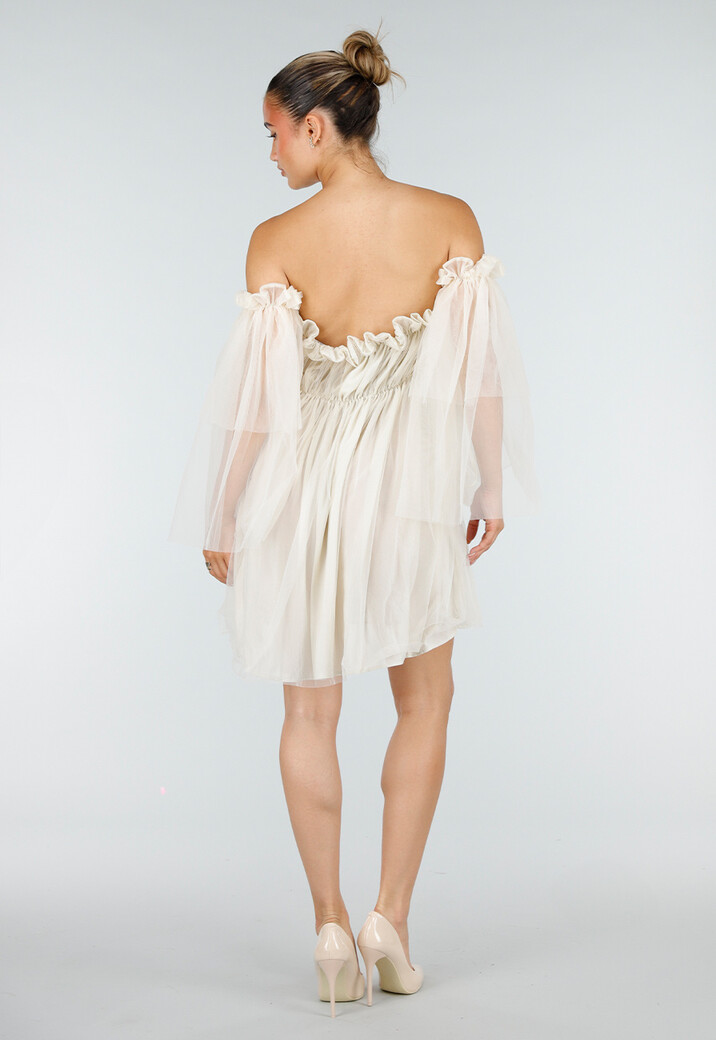 Beige Off Shoulder Jurk met Tule Mouwen en Volantkraag