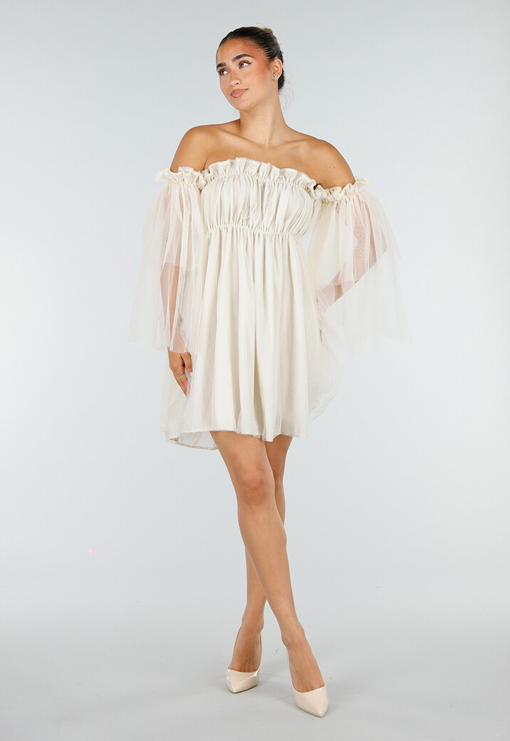 Beige Off Shoulder Jurk met Tule Mouwen en Volantkraag