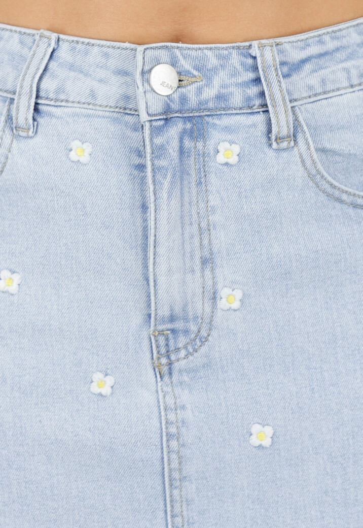Lichtblauwe Denim Mini Rok met Geborduurde Bloemetjes