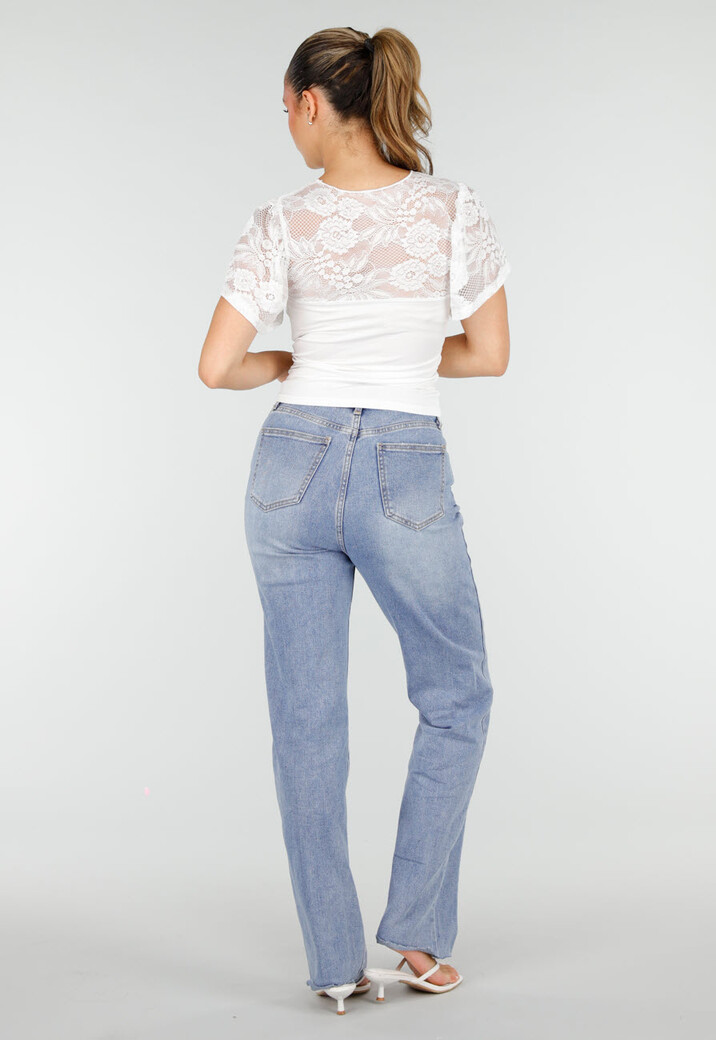 Witte Top met Kantdetails en Uitsparing