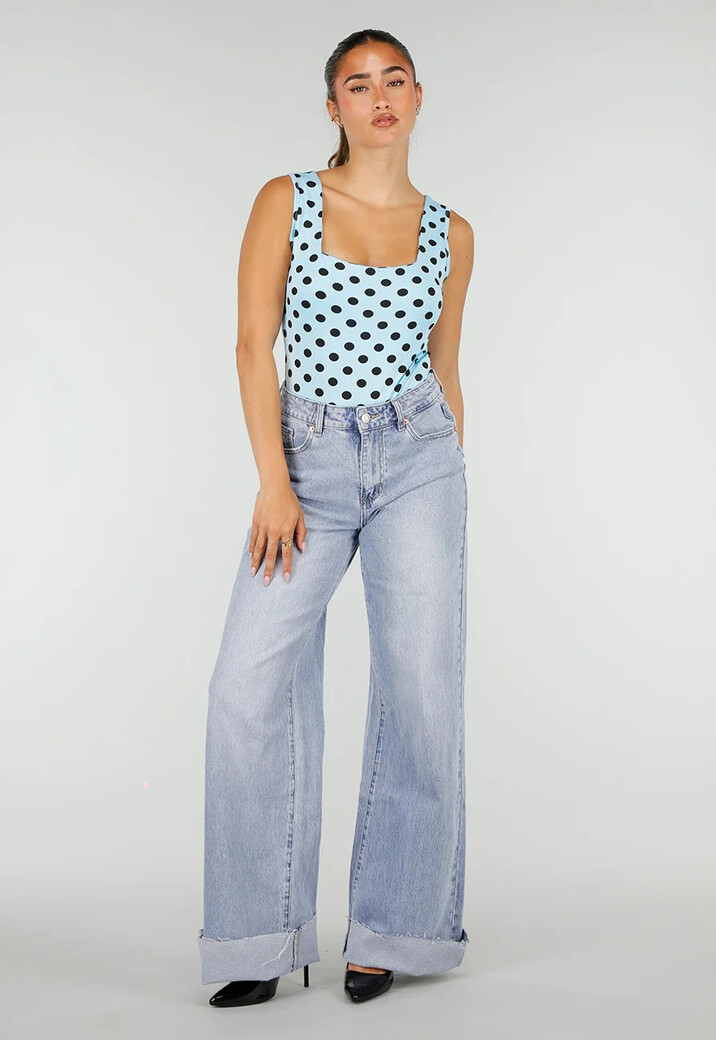 Lichtblauwe Body met Zwarte Polkadots en Vierkante Hals