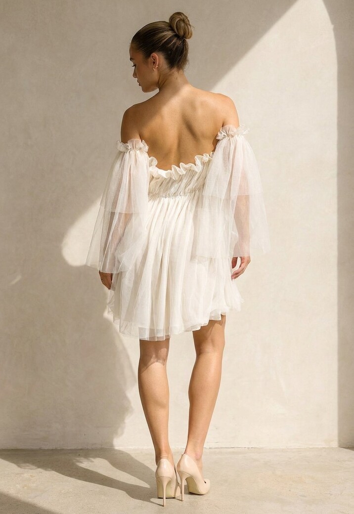 Beige Off Shoulder Jurk met Tule Mouwen en Volantkraag