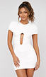 Witte Stretch Jurk met Geplooide Details en Uitsparing