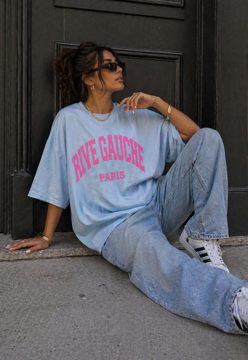 Lichtblauw Oversized T-Shirt met Roze Tekst